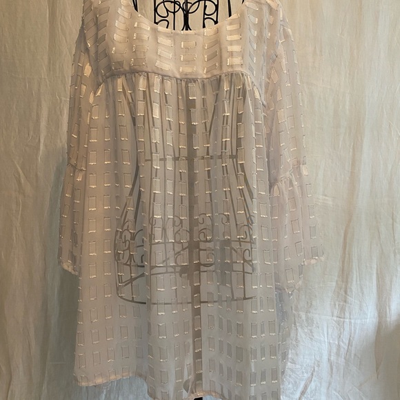 White with gold accents XL woman’s top - Picture 2 of 6